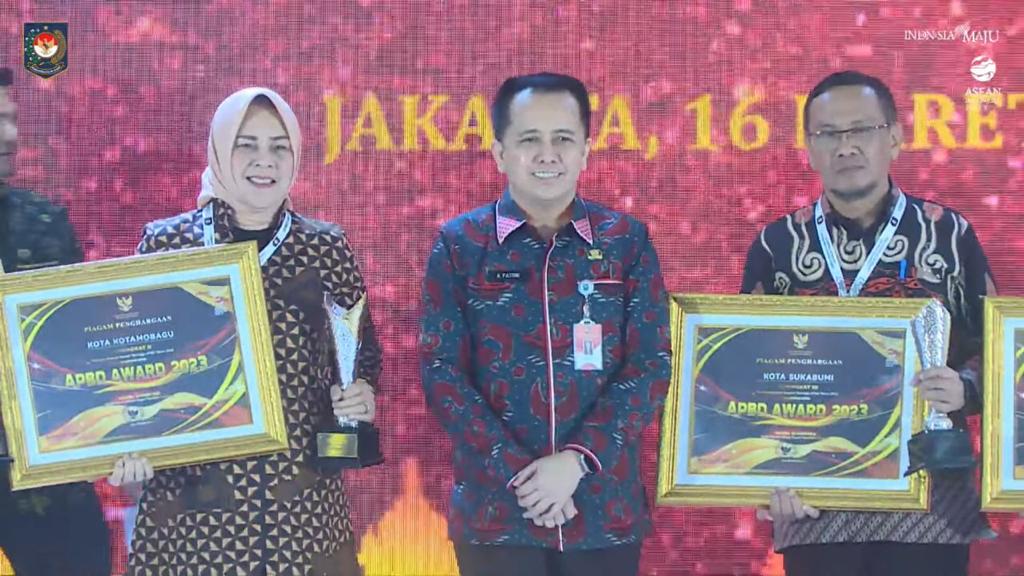 Wali Kota Kotamobagu Tatong Bara menerima penghargaan APBD Award 2023 yang diserahkan Dirjen Bina Keuangan Daerah Kementerian Dalam Negeri RI, Agus Fatoni, masuk peringkat II nasional untuk kategori kota, Kamis (16/3/2023), di Mercure Convention Centre Ancol, Jakarta Utara. Foto: dok/Diskominfo Kotamobagu.