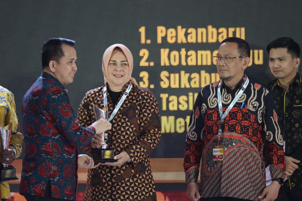 Wali Kota Kotamobagu Tatong Bara menerima penghargaan APBD Award 2023 yang diserahkan Dirjen Bina Keuangan Daerah Kementerian Dalam Negeri RI, Agus Fatoni, bertempat di Mercure Convention Centre Ancol, Jakarta Utara, Kamis (16/3/2023). Foto: Diskominfo Kotamobagu.