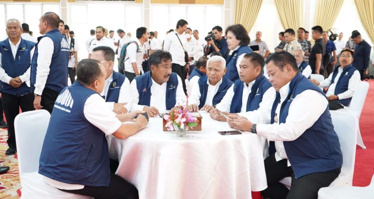 Bupati Asahan H Surya bersama kepala daerah lainnya saat mengikuti Musrenbang RKPD tahun 2024 di Aula Hotel Santika Dyandra Convention Hall Medan, Rabu (12/04/2023). Foto: Anggi Lubis/bolmong.news