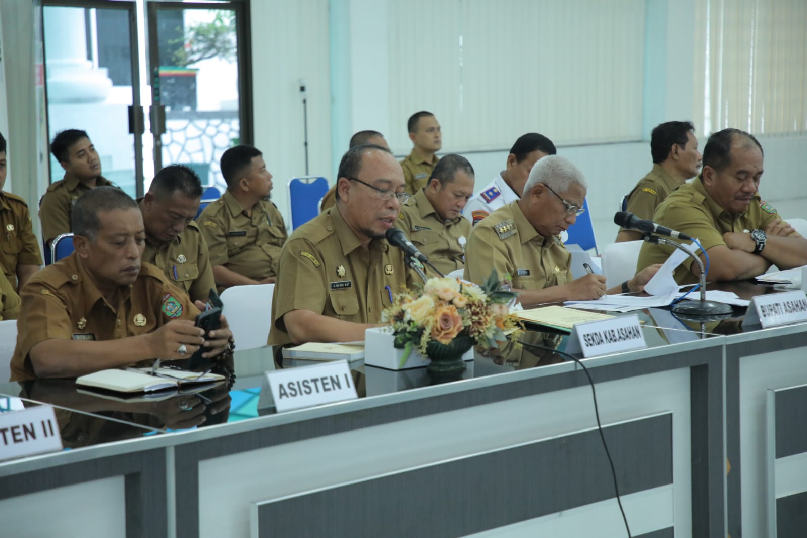 Bupati Asahan H. Surya bersama Wakil Bupati Asahan Taufik Zainal Abidin Siregar dan jajaran Pemkab Asahan menyambut kedatangan Tim Banggar DPRD dan TAPD Provinsi Sumatera Utara di Aula Melati Kantor Bupati Asahan, Senin (03/04/2023). Foto: Anggi Lubis/bolmong.news