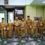 Sumber foto : Frokopim Bolmut Tampak Bupati Depri Pontoh (tengah), berfoto bersama 4 Penjabat Sangadi, usai penyerahan SK yang berlangsung di ruang kerja Bupati Bolmut, Senin 10 April 2023. (foto.Muchtar L Harundja/bolmong.news)