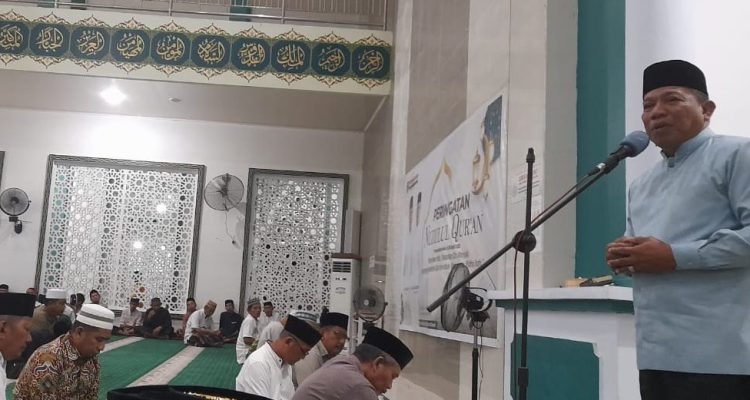 Tampak Bupati Bolmut Depri Pontoh, saat menyampaikan sambutan Pemerintah Darah di Peringatan Malam Nuzul Quran 1444 Hiriah, bertempat di Masjid Agung Baiturrahman Boroko, Kabupaten Bolmut, Sabtu 8 April 2023. (foto.Muchtar L Harundja/bolmong.news)