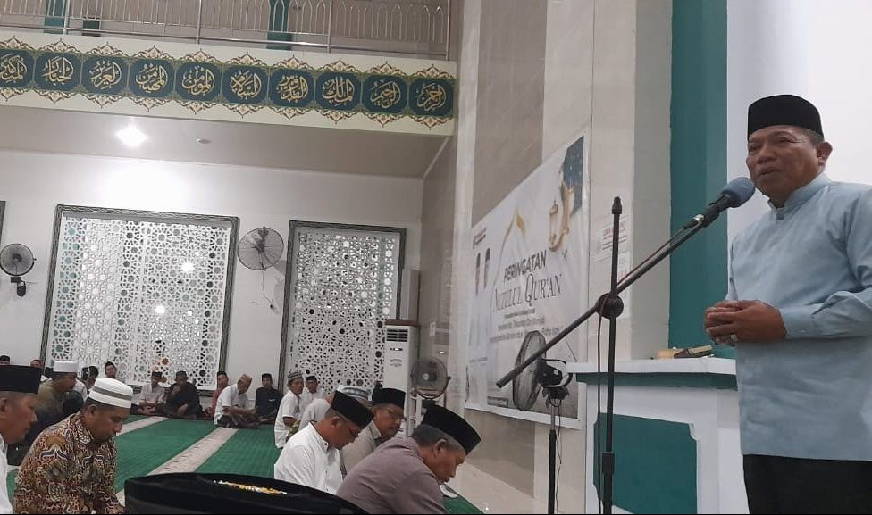 Tampak Bupati Bolmut Depri Pontoh, saat menyampaikan sambutan Pemerintah Darah di Peringatan Malam Nuzul Quran 1444 Hiriah, bertempat di Masjid Agung Baiturrahman Boroko, Kabupaten Bolmut, Sabtu 8 April 2023. (foto.Muchtar L Harundja/bolmong.news)