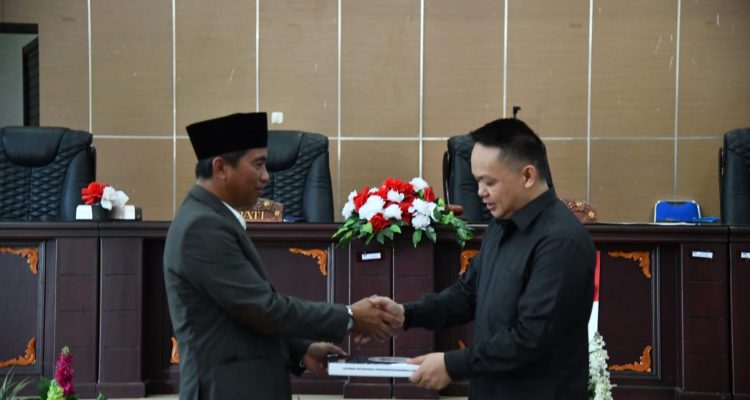 Bupati Sachrul pada saat menyerahkan LKPJ TA 2022 kepada Pimpinan DPRD Boltim Medy Lensun pada rapat paripurna penyampaian Laporan Keterangan Pertanggung Jawaban (LKPJ) Kepala Daerah Tahun Anggaran 2022, di ruang rapat sidang kantor DPRD Boltim, Senin (10/4/2023). Foto: Gazali Potabuga/bolmong.news.