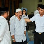 Bupati Boltim Sam Sachrul Mamonto bersama jajaran saat berkunjung ke kediaman mantan Bupati Boltim, Sehan Landjar, Rabu (26/4/2023) kemarin. Foto: Gazali Potabuga/bolmong.news