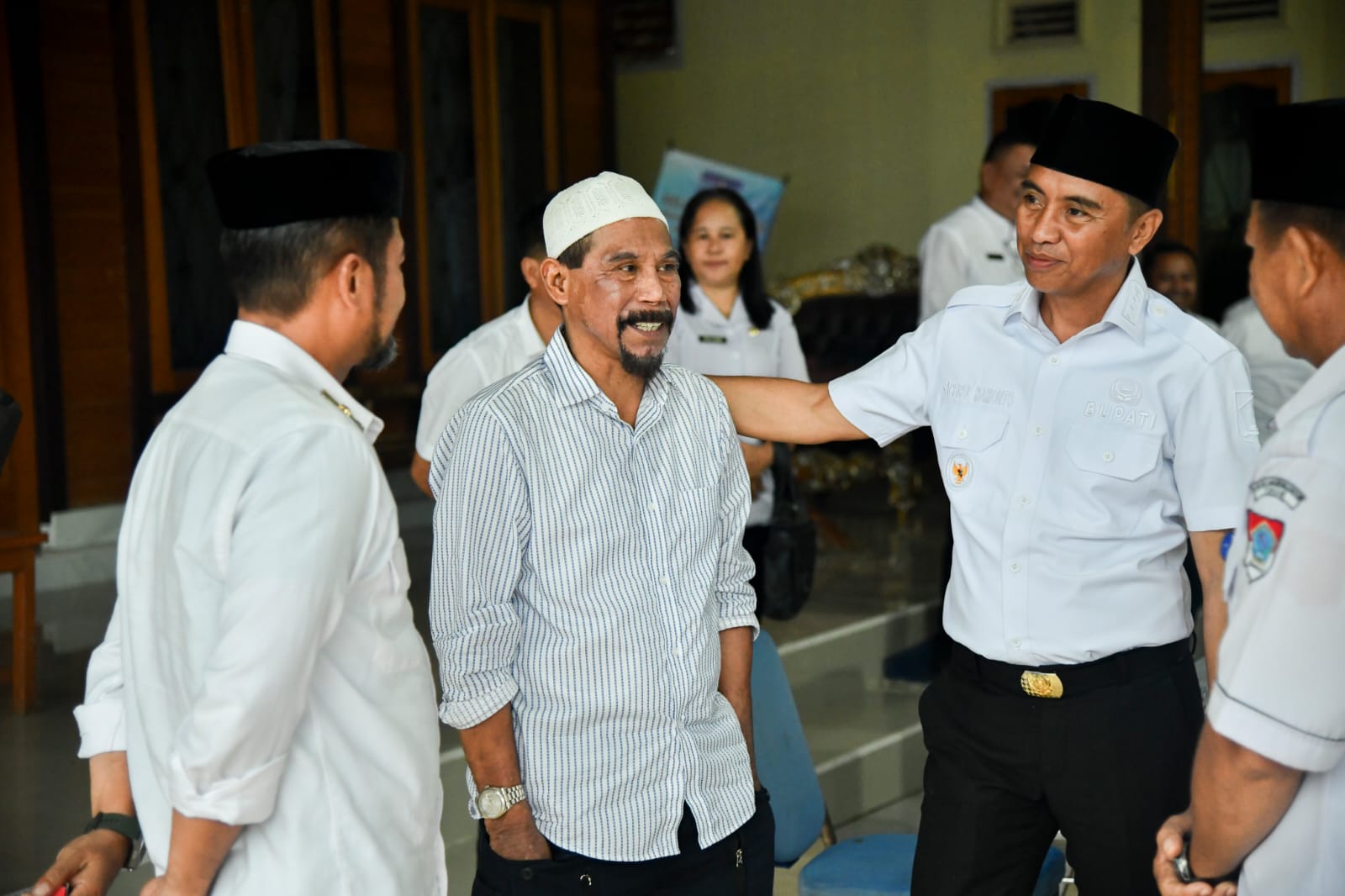 Bupati Boltim Sam Sachrul Mamonto bersama jajaran saat berkunjung ke kediaman mantan Bupati Boltim, Sehan Landjar, Rabu (26/4/2023) kemarin. Foto: Gazali Potabuga/bolmong.news