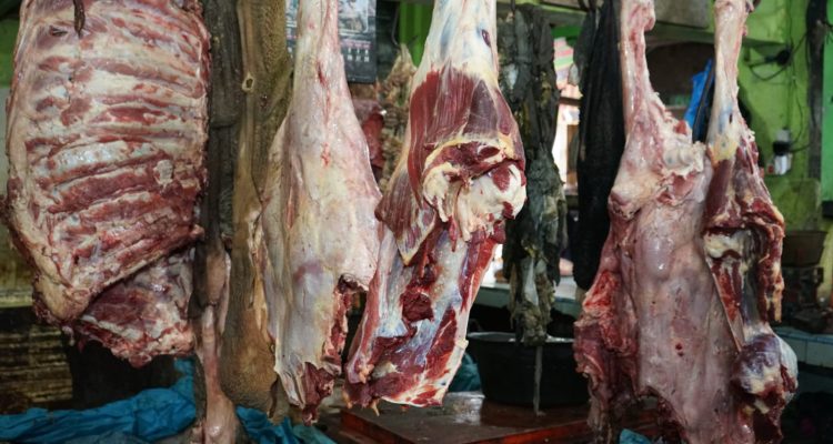 Daging Sapi yang dijual pedagang di Pasar. Foto: Anggi Lubis/bolmong.news