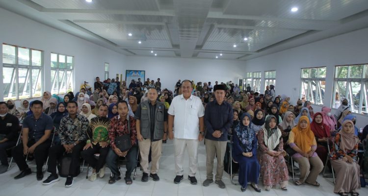 Wakil Bupati Asahan Taufik Zainal Abidin Siregar, didampingi Kepala Dinas Pendidikan Kabupaten Asahan dan Ketua Baznas serta guru honorer Kabupaten Asahan. Foto: Anggi Lubis/bolmong.news