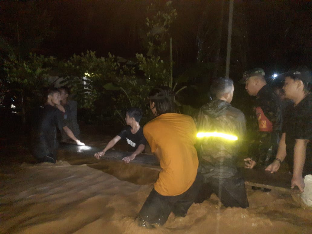 Tampak evakuasi korban banjir yang dilakukan oleh Anggota TNI, Tim BPBD dan dibantu oleh warga setempat, Rabu (26/4/2023). Foto: Gazali Potabuga/bolmong.news
