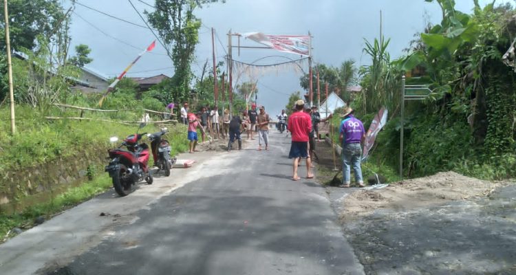 Pemerintah desa dan masyarakat Desa Wiau Lapi melaksanakan kerja bakti, Sabtu (8/4/2023). Foto: Jendry Paendong