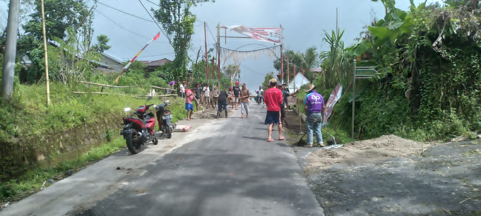 Pemerintah desa dan masyarakat Desa Wiau Lapi melaksanakan kerja bakti, Sabtu (8/4/2023). Foto: Jendry Paendong