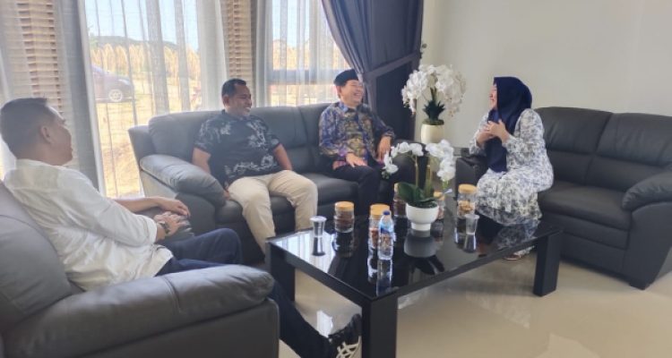 Tampak kunjungan Ketua DPW Sulut Nasdem Victor Mailangkay di rumah dinas Bupati Boltim, Minggu 23 April 2023. (foto.Gazali Potabuga/bolmong.news)