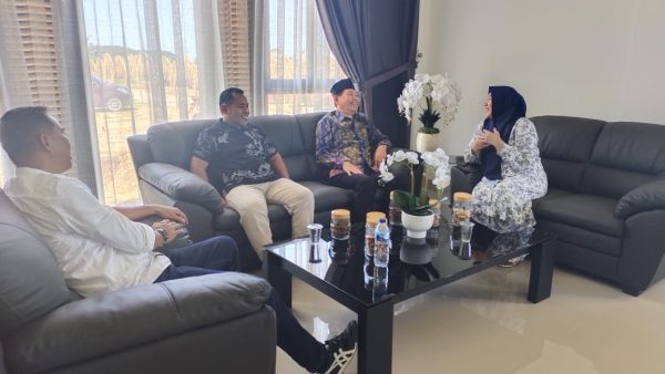Tampak kunjungan Ketua DPW Sulut Nasdem Victor Mailangkay di rumah dinas Bupati Boltim, Minggu 23 April 2023. (foto.Gazali Potabuga/bolmong.news)