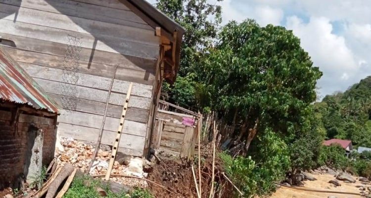 Tampak sejumlah rumah warga yang tergantung di bantaran sungai akibat terjangan banjir. Foto: Gazali Potabuga/bolmong.news