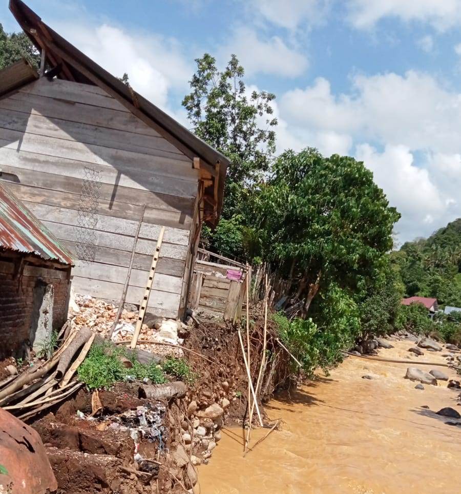 Tampak sejumlah rumah warga yang tergantung di bantaran sungai akibat terjangan banjir. Foto: Gazali Potabuga/bolmong.news