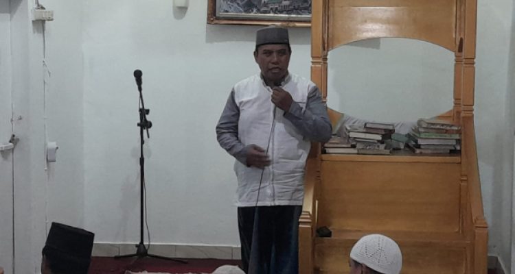 Tampak Kakan Kemenag Bolmut Idrus Sante, saat menyampaikan Kultum di Masjid Al- Munawar Desa Boroko, Rabu 12 April 2023. (foto.Muchtar L Harundja/bolmong.news)