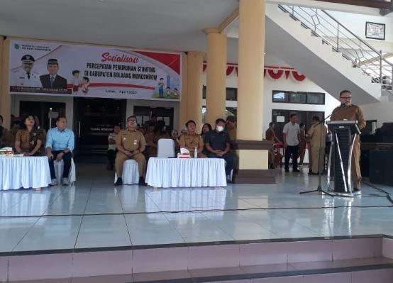 Penjabat Bupati Bolmong Limi Mokodompit saat menyampaikan sambutan di pembukaan sosialisasi percepatan penurunan angka stunting Kabupaten Bolmong, bertempat di Pelataran Kantor Selasa 11 April 2023. (foto.dok_Diskominfo Bolmong)