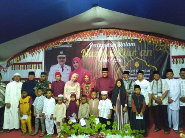 Momen foto bersama Tim Safari Ramadhan bersama sejumlah Anak Yatim Piatu, pada Peringatan Malam Nuzul Quran di Desa Bumbung, Kecamatan Lolak, Jumat 7 April 2023. (foto.Wahyudy Paputungan/bolmong.news)