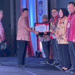 Penjabat Bupati Bolmong Limi Mokodompit, saat menerima Penghargaan dari Wakil Gubernur Sulut Steven OE Kandouw, bertempat di The Sentra Hotel Manado, Kamis 27 April 2023. (foto.dok/Diskominfo Bolmong)