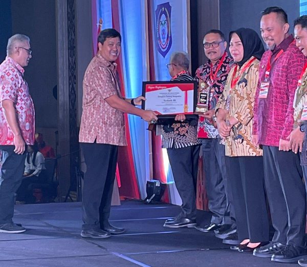 Penjabat Bupati Bolmong Limi Mokodompit, saat menerima Penghargaan dari Wakil Gubernur Sulut Steven OE Kandouw, bertempat di The Sentra Hotel Manado, Kamis 27 April 2023. (foto.dok/Diskominfo Bolmong)