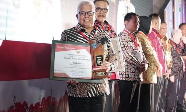 Wakil Bupati Bolmut saat menerima piagam penghargaan Sensanitasional Award Tahun 2023 dari Gubernur Sulut Olly Dondokambey, bertempat di Hotel The Sentral Manado, Kamis 27 April 2023. (foto.Muchtar L Harundja/bolmong.news)