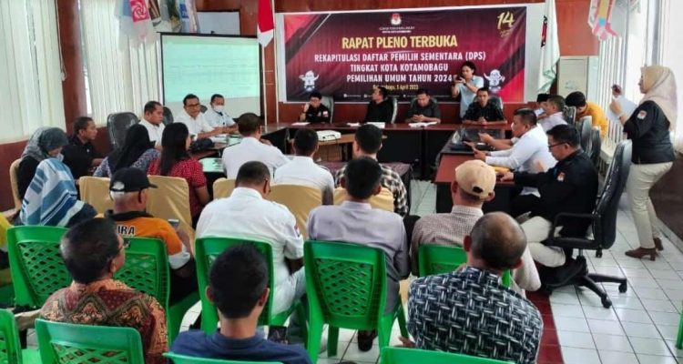 Rapat pleno terbuka DPS hasil pencocokan dan penelitian yang digelar KPU Kotamobagu, Rabu (5/3/2023). Foto: Miranty Manangin/bolmong.news