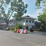 Tampak road barier di ruas jalan yang berada di simpang tiga depan Pengadilan Negeri Kotamobagu. Foto: Miranty Manangin/bolmong.news