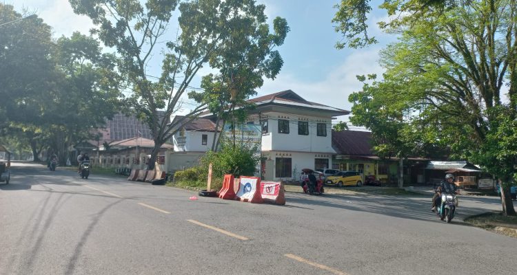 Tampak road barier di ruas jalan yang berada di simpang tiga depan Pengadilan Negeri Kotamobagu. Foto: Miranty Manangin/bolmong.news