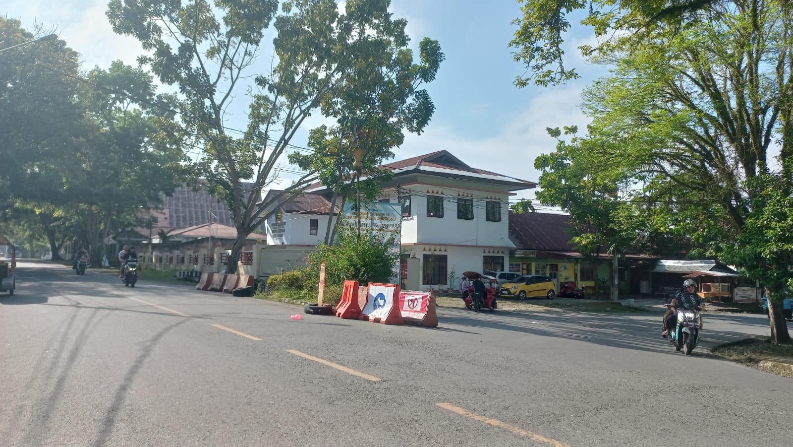 Tampak road barier di ruas jalan yang berada di simpang tiga depan Pengadilan Negeri Kotamobagu. Foto: Miranty Manangin/bolmong.news