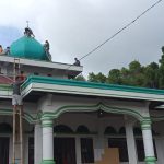 Sejumlah warga Desa Atoga membersihkan Masjid, Minggu (16/4/2023). Foto: Gazali Potabuga