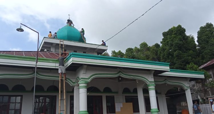 Sejumlah warga Desa Atoga membersihkan Masjid, Minggu (16/4/2023). Foto: Gazali Potabuga