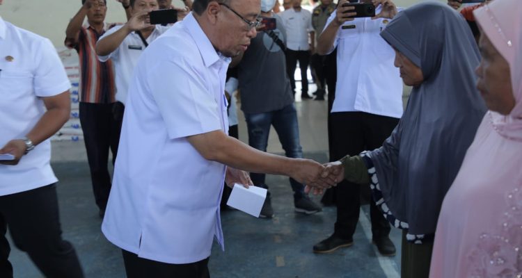 Penyerahan bantuan kepada kaum dhuafa yang berasal dari Kecamatan Kota Kisaran Barat dan Kecamatan Kota Kisaran Timur di Gedung Serbaguna Kisaran, Kabupaten Asahan, Rabu (12/04/2023). Foto: Anggi Lubis/bolmong.news