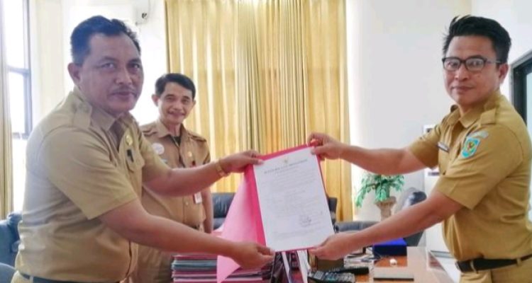 Sekda Bolmong Tahlis Gallang (kanan) saat memberikan SK Plt Camat Dumoga Tengah I Wayan Mudiyasa, bertempat di ruang kerja Sekda Bolmong, Kantor Bupati Bolmong, Lolak, Selasa 11 April 2023. (foto.dok_Diskominfo Bolmong)