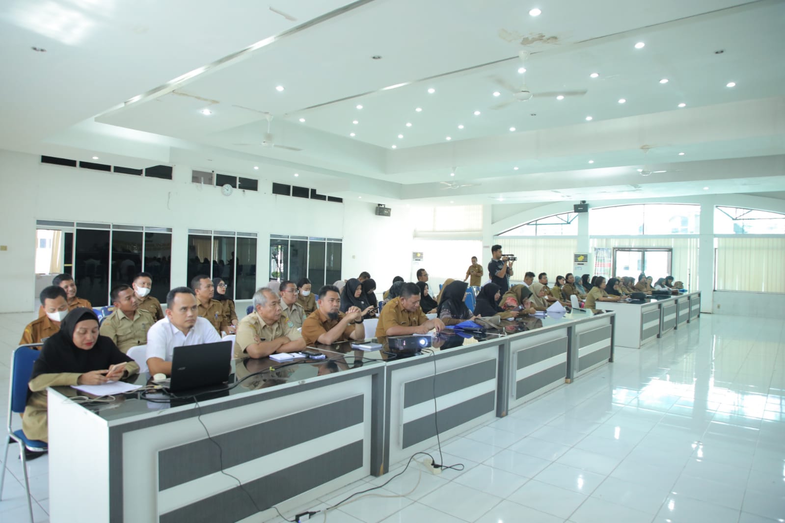 Para peserta bimbingan penyusunan SAKIP di lingkup Pemkab Asahan yang digelar di Aula Melati Kantor Bupati Asahan, Selasa (11/04/2023). Foto: Anggi Lubis/bolmong.news