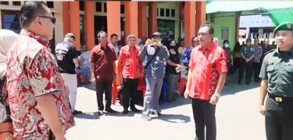 Penjabat Bupati Bolmong Ir Limi Mokodompit MM bersama Ny Iryanti Suleha Uswanas Mokodompit, saat disambut Camat Dumoga Tengah dan Forkopimca untuk menghadiri kegiatan launching program Cadangan Pangan Pemerintah (CPP), Desa Ibolian, tepatnya di Kantor Kecamatan Dumoga Tengah, Kamis 13 April 2023. (foto.dok_Diskominfo Bolmong)