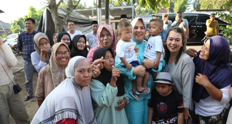 Wali Kota Kotamobagu Tatong Bara bersama masyarakat saat menghadiri hari binarundak di Kelurahan Motoboi Besar, Selasa (25/4/2023). Foto: Miranty Manangin/bolmong.news