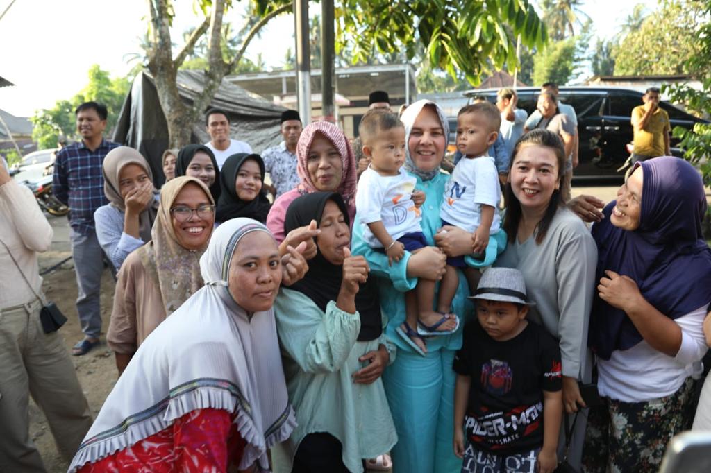 Wali Kota Kotamobagu Tatong Bara bersama masyarakat saat menghadiri hari binarundak di Kelurahan Motoboi Besar, Selasa (25/4/2023). Foto: Miranty Manangin/bolmong.news