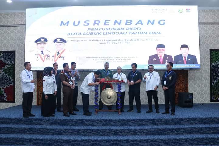Wali Kota Lubuklinggau H SN Prana Putra Sohe memukul gong tanda dibukanya Musrenbang RKPD Kota Lubuk Linggau, Rabu (5/4/2023). Foto: Tanjung/bolmong.news
