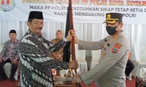 Kapolres Kotamobagu AKBP Dasveri Abdi menyerahkan Pataka PP Polri (Pur) AKBP Aidin Makadomo, Senin (29/5/2023). Foto: Erwin Makalunsenge/bolmong.news