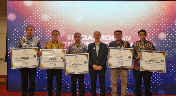 Tampak Kepala BKPP Bolmong Umarudin Amba (kanan), bersama pemerintah daerah lainn, saat menerima penghargaan BKN Award 2023, di Bandung, Selasa 30 Mei 2023. (foto.dok/Diskominfo Bolmong)