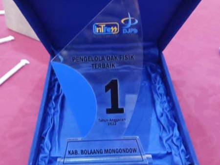 Piagam Penghargaan Kabupaten Bolmong sebagai Pengelolaan DAK Fisik terbaik se Sulut tahun 2022. (foto.dok/Diskominfo Bolmong)