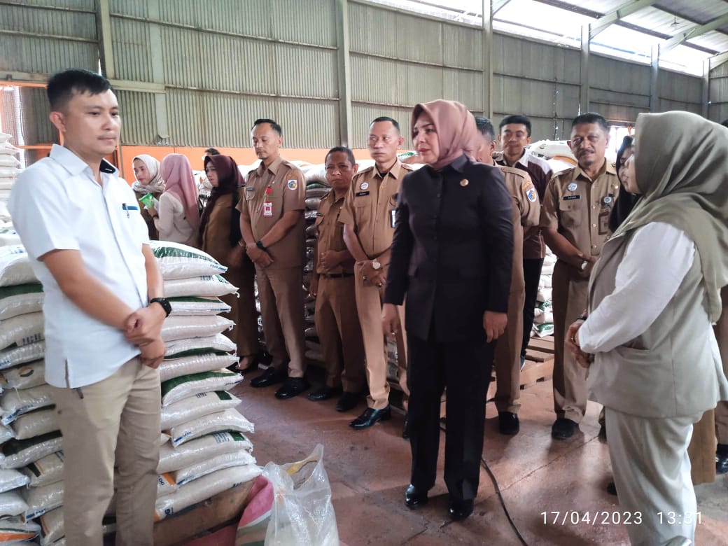 Wali Kota Kotamobagu Tatong Bara menyalurkan menyalurkan Cadangan periode Maret, April dan Mei 2023. Foto: Miranty Manangin/bolmong.news