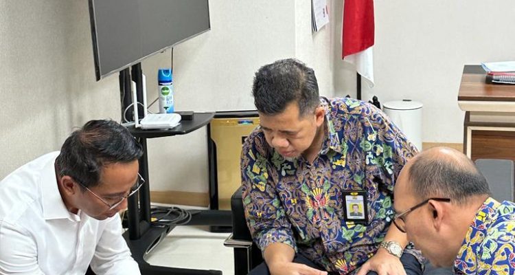 Bupati Boltim Sam Sachrul Mamonto saat berada di Kantor Kementerian PUPR. Foto: dok/Diskominfo Boltim.