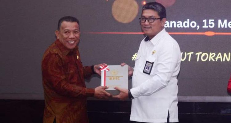 Lanjutkan trend positif pengelolaan keuangan daerah, Bupati Bolmut dua periode Depri Pontoh (kiri) saat menerima LHP LKPD tahun anggaran 2022, dengan predikat Opini WTP yang diserahkan Kepala BPK RI Perwakilan Sulut Arief Fadillah, di Aula BPK Perwakilan Sulut, Manado, Senin 15 Mei 2023. (foto.dok/Diskominfo Bolmut)