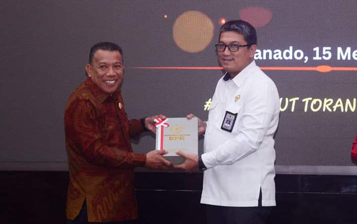 Lanjutkan trend positif pengelolaan keuangan daerah, Bupati Bolmut dua periode Depri Pontoh (kiri) saat menerima LHP LKPD tahun anggaran 2022, dengan predikat Opini WTP yang diserahkan Kepala BPK RI Perwakilan Sulut Arief Fadillah, di Aula BPK Perwakilan Sulut, Manado, Senin 15 Mei 2023. (foto.dok/Diskominfo Bolmut)