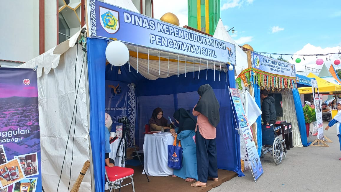 Tampak petugas Disdukcapil Kotamobagu sedang melakukan pelayanan perekaman e-KTP di stand pameran Kotamobagu Expo, di lapangan Kelurahan Molinow, Senin (22/3/2023). Foto: Miranty Manangin/bolmong.news