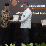 Bupati Bolsel Iskandar Kamaru menerima LHP dari Kepala BPK RI perwakilan Sulut, Arief Fadillah, di Kantor Perwakilan BPK RI di Manado, Senin (15/5/2023). Foto: dok/Diskominfo Bolsel