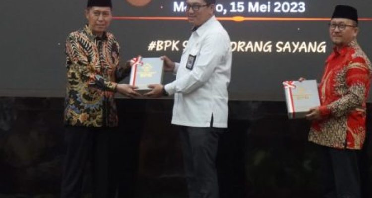 Bupati Bolsel Iskandar Kamaru menerima LHP dari Kepala BPK RI perwakilan Sulut, Arief Fadillah, di Kantor Perwakilan BPK RI di Manado, Senin (15/5/2023). Foto: dok/Diskominfo Bolsel