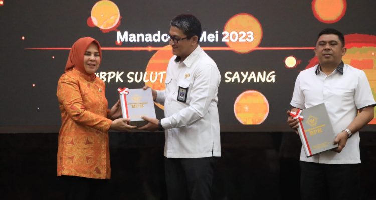Wali Kota Kotamobagu Tatong Bara menerima LHP dari Kepala BPK RI Perwakilan Sulut, Arief Fadillah, di kantor BPK – RI perwakilan Sulut, Senin (15/5/2023). Foto: Diskominfo Kotamobagu