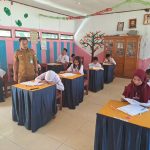 Tampak Kabid SD Disdikbud Boltim Yoldi Mamonto saat memantau pelaksanaan tes akhir semester di salah satu sekolah di Kabupaten Boltim. Foto: Gazali Potabuga/bolmong.news